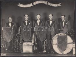 1931 L&#8217;Art fotószalon (Budapest): Hungarian Harmony Band zenekar reklámfotója, hátoldalán négy zenekari tag aláírásával, 16x21 cm