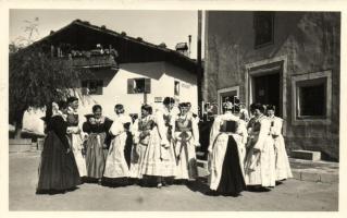 Seis am Schlern, Siusi; Costumi festivi della Val Gardena / folklore, religious festival