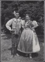 cca 1930 Gönyey Sándor: Kapuvári népviselet, aláírt vintage néprajzi, viselettörténeti fotó, 18x13 cm