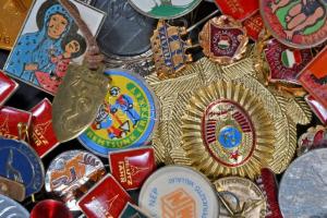 Kis doboznyi vegyes magyar és külföldi jelvény, fémpénz, kitűző, zseton főleg a szocialista időszakból T:vegyes