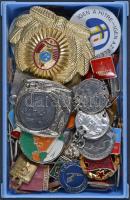 Kis doboznyi vegyes magyar és külföldi jelvény, fémpénz, kitűző, zseton főleg a szocialista időszakb...