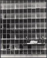 cca 1980 Gotthard Schneider: Épület üvegezők, pecséttel jelzett vintage fotóművészeti alkotás, 21x17 cm