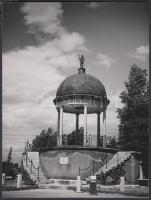 cca 1940 Bodor kút a Margitszigeten, olvashatatlan aláírású vintage fotó a Hungária Magazin archívumából, 23x17 cm