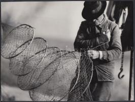 cca 1970 Zsigri Oszkár: Varsát javító öreg halász, jelzetlen vintage fotóművészeti alkotás a szerző hagyatékából, 18x24 cm