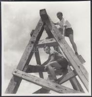 cca 1950 Tetőfedő ácsok, szocreál fotóművészeti alkotás, 18x17 cm