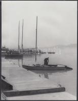 cca 1960 Balatoni örömök, 2 db jelzetlen fénykép Kotnyek Antal (1921-1990) hagyatékából, 18x24 cm