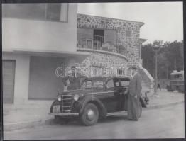 cca 1940 Egy régi autó a villa előtt, 18x24 cm