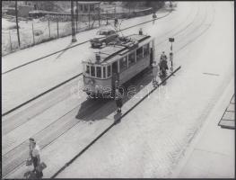 cca 1950-1960 Budapest, a 9-es villamos a Móricz Zsigmond körtér és a Margit híd között, 18x24 cm