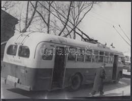 cca 1960 Budapest, a 75-ös trolibusz a Váci út és a Népliget között, 2 db jelzetlen fénykép Kotnyek ...