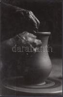 cca 1970 Biró Tibor: Fazekas műhelyben, aláírt vintage fotóművészeti alkotás, 24x16 cm