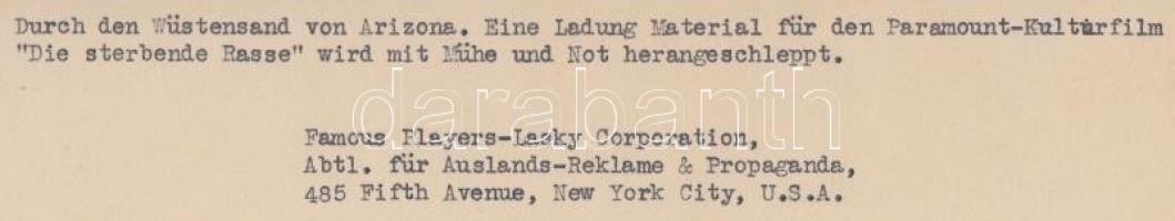 cca 1920-1930 Arizonában forgatott film jelenete egy régi teherautó vontatásáról, németül feliratozo...