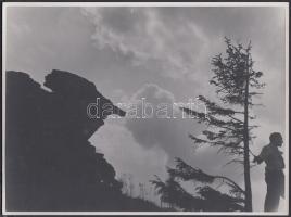 cca 1940 Matheisel József (Rozsnyóbányatelep): Vigyázz, figyel a sziklák ura!, jelzetlen vintage fotóművészeti alkotás a szerző hagyatékából, 17x24 cm