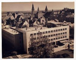 cca 1960 Medgyesi László: Kecskemét, az SZTK madártávlatból, feliratozott vintage városkép, 30x38 cm