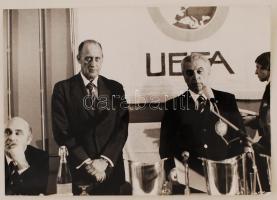 1974. Fotó "Júl. 23 Zürich Barcs Sándor, Havelange Joao, Artemio Franchi UEFA elnöke" felirattal a hátoldalon. 12,5x18cm