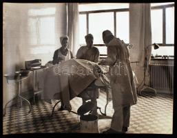 cca 1955 Dr. Csörgeő Tibor (1896-1968) riport felvétele Budapesten, a Fehérvári úti orvosi rendelőben, pecséttel jelzett vintage fotó, 30x40 cm