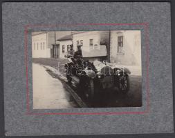 1916 Kolozsvár, Katonák autóval, kartonra kasírozva, fotó 8x5 cm, karton 12x10 cm / 1916 Cluj-Napoca, Soldiers with car, 8x5 cm