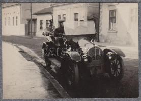 1916 Kolozsvár, Katonák autóval, kartonra kasírozva, fotó 8x5 cm, karton 12x10 cm /
1916 Cluj-Napoca...