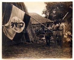 cca 1935 Fotó, dr. Tordai Sáska László Abesszinában, a Margaretta tó Bilati oldali partján felirattal.  dr. Tordai Sáska László Etióp megfigyeléseinek alapján készült az Életem Afrika című Xantus által rendezett azonos című film (Bukarest 1969). 12x14cm cca 1935 photo with insciption:  László dr. Tordai Sáska on the Bilati side of of Margaretta lake. The film "Africa is my life" directed by Xantus is based of the personal experiment of dr. Tordai Sáska László in Ethiopia (Bukarest 1969).