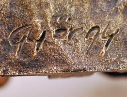 Ülő nőalak, ölében két gyermekkel, bronzírozott fém szobor, György jelzéssel, 7,5×10×18,5 cm