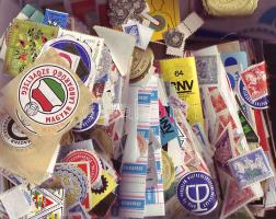 Több példányos levélzáró és cimke tétel, sok száz darab, modern és régi