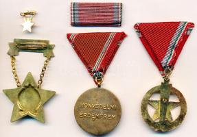 ~1960. "Honvédelmi érdemérem 15 év" fém kitüntetés mellszalagon, tokban + "Kiváló Dol...