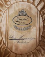 Kemény kalap:  Hűckel (1799), Elastic, Viliam Mayer a syn. Bratislava. Paris Grand Prix 1900. "...