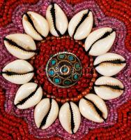 Indiai népviseleti fejfedő kauricsigákkal és gyöngyökkel kirakva