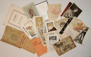 Imádságos könyvek, régi szentképek kis dobozban