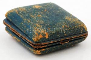 Estyma Jewelled úti vekker óra eredeti bőr dobozában. 8,5x8,5cm