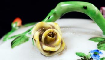 Herendi virágmintás kézzel festett szív alakú bonbonier, lepattanással, jelzett, d: 13 cm, m: 12 cm