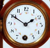 Porcelán számlapos fa kandallóóra(számlapon apró hajszálrepedésekkel), kulccsal, működőképes állapot...