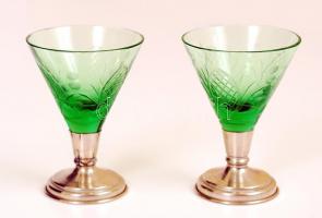 Üveg tétel: 2 db színezett üvegpohár fém talppal, d: 5,5 cm, m: 7,5 cm + 4 db különféle kis üvegváza...