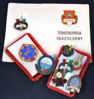 8db zománcozott fém törzsgárda jelvény, két tokkal és egy igazolvánnyal, közte "Lenin Kohászat&...