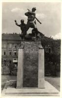 Budapest V. Volt 1. honvéd és 1. népfelkelők gyalogezredének emlékműve (Fővám tér); Hölzel Gyula felvétele
