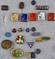 ~100db vegyes magyar és külföldi szocialista jelvény tablóra tűzve, közte "KISZ", olimpiai...