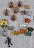 ~100db vegyes magyar és külföldi szocialista jelvény tablóra tűzve, közte "KISZ", olimpiai...