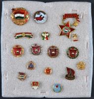 18db vegyes szocialista jelvény tablóra tűzve, közte zománcozottak is T:vegyes