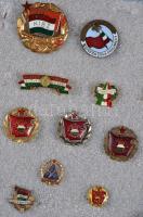 18db vegyes szocialista jelvény tablóra tűzve, közte zománcozottak is T:vegyes