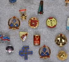 ~50db vegyes szocialista jelvény tablóra tűzve, közte zománcozottak is T:vegyes