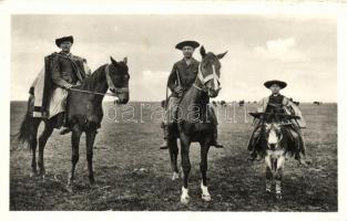 Hortobágy - 2 db régi városképes lap, juhászok gulyás főzésnél, csikósok