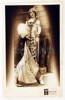 Sándor Erzsi(1885-1962) magyar szoprán opera-énekesnő sorai és aláírása az őt ábrázoló fotólapon