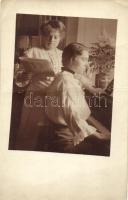 18 db RÉGI motívumlap több fotóval; hölgyek és párok / 18 old motive cards with many photos; ladies ...