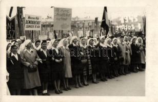 Budapest, Magyar Nők Demokratikus Szervezete III. ker., Tüntetés a hadifoglyok hazahozataláért photo