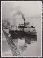 cca 1955 Körmendy Imre: Indulás! Fotó, jelzés nélkül. 11,5x8,5cm