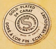 Háromtálcás aranyozott emeletes desszerttartó gravírozott díszítéssel, alján jelzett, m: 28 cm