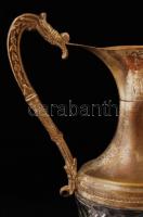 Díszes fémből és üvegből készült italkiöntő, m: 33 cm