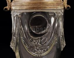 Díszes fémből és üvegből készült italkiöntő, m: 33 cm