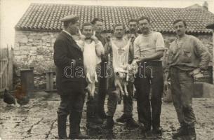 Ünnepi előkészületek, magyar matrózok állatvágás közben / Hungarian mariners at slaughter, group photo (fl)