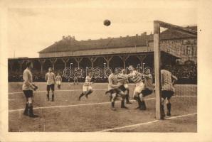 1913. március 16. FTC-MTK labdarúgó mérkőzés; Corner helyzet, a jól helyezkedő Borbást Knapp lefogja. Kiadja a 'Klasszikus pillanatok vállalata' 91. sz. / Hungarian football match