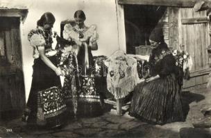 Mezőkövesdi folklór, hímzést árusító asszony / Hungarian folklore (EK)